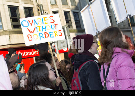 Cardiff, Wales. 21. Januar 2017. Demonstranten, die Teilnahme an der Frauen März auf der Queen Street, als Teil einer Bewegung gegen Donald Trump. Bildnachweis: Aimee Herde/Alamy Live-Nachrichten Stockfoto