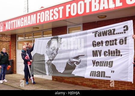 Nottingham, UK:21st Januar 2017; WM-Fußball-Fans für Nottingham Forest statt protestieren heute vor ihrer Befestigung mit Bristol City. Sie fordern Besitzer Fawaz Al Hasawi, den Verein zu verlassen. Tausende von Fans erweisen sich singen und skandierten Parolen, auch Spruchbänder und Plakate für ihre Club-zurück rufen. Bildnachweis: Ian Francis/Alamy Live-Nachrichten Stockfoto