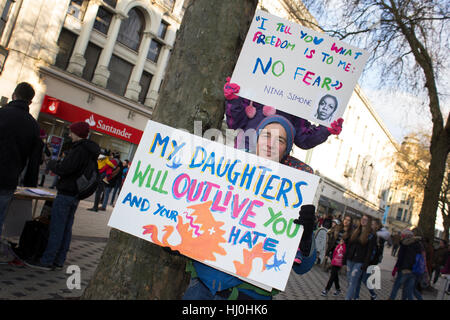 Cardiff, Wales. 21. Januar 2017. Demonstranten, die Teilnahme an der Frauen März auf der Queen Street, als Teil einer Bewegung gegen Donald Trump. Bildnachweis: Aimee Herde/Alamy Live-Nachrichten Stockfoto