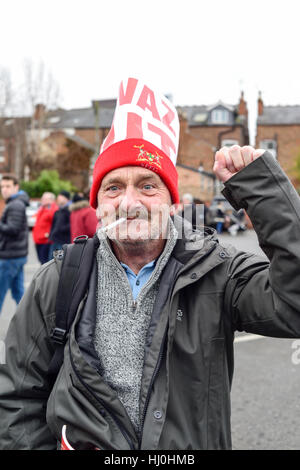 Nottingham, UK:21st Januar 2017; WM-Fußball-Fans für Nottingham Forest statt protestieren heute vor ihrer Befestigung mit Bristol City. Sie fordern Besitzer Fawaz Al Hasawi, den Verein zu verlassen. Tausende von Fans erweisen sich singen und skandierten Parolen, auch Spruchbänder und Plakate für ihre Club-zurück rufen. Bildnachweis: Ian Francis/Alamy Live-Nachrichten Stockfoto