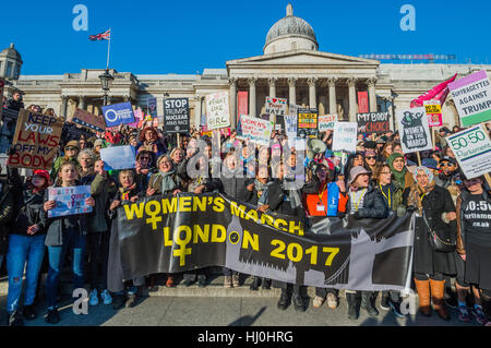 London, UK. 21. Januar 2017. Frauen März eine Basisbewegung von Frauen organisiert auf London - Marken auf der ganzen Welt, die "positive Werte, die die Politik der Angst verweigert" am ersten Tag von Donald Trump Präsidentschaft zu behaupten. Ihre Anhänger sind: Amnesty International, Greenpeace, ActionAid UK, Oxfam GB, Green Party, Pride London, Union, NUS, 50: 50 Parlament, Stop The War Koalition, CND zu vereinen. Bildnachweis: Guy Bell/Alamy Live-Nachrichten Stockfoto