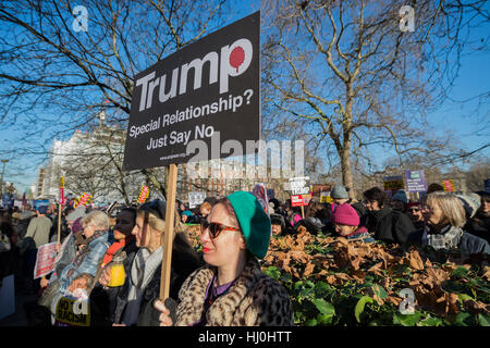 London, UK. 21. Januar 2017. Außerhalb hat die US-Botschaft - Frauen Marsch auf London - eine Basisbewegung von Frauen organisiert Marken auf der ganzen Welt, die "positive Werte, die die Politik der Angst verweigert" am ersten Tag von Donald Trump Präsidentschaft zu behaupten. Ihre Anhänger sind: Amnesty International, Greenpeace, ActionAid UK, Oxfam GB, Green Party, Pride London, Union, NUS, 50: 50 Parlament, Stop The War Koalition, CND zu vereinen. Bildnachweis: Guy Bell/Alamy Live-Nachrichten Stockfoto