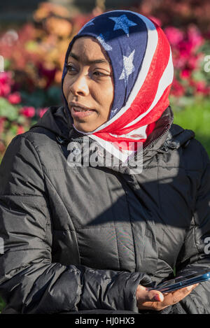 London, UK. 21. Januar 2017. Hala, ein US-Bürger wartet darauf, dass der Marsch an der Park Lane - Frauen Marsch auf London - eine Basisbewegung von Frauen organisierte Demonstrationen auf der ganzen Welt, die "positive Werte, die die Politik der Angst verweigert" am ersten Tag von Donald Trump Präsidentschaft zu behaupten. Ihre Anhänger sind: Amnesty International, Greenpeace, ActionAid UK, Oxfam GB, Green Party, Pride London, Union, NUS, 50: 50 Parlament, Stop The War Koalition, CND zu vereinen. Bildnachweis: Guy Bell/Alamy Live-Nachrichten Stockfoto