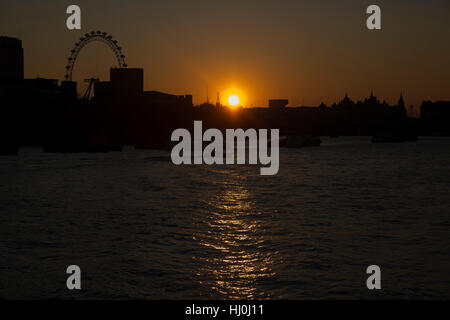 London, UK. 21. Januar 2017. Sonnenuntergang über den Fluss Themse in London Credit: Keith Larby/Alamy Live-Nachrichten Stockfoto