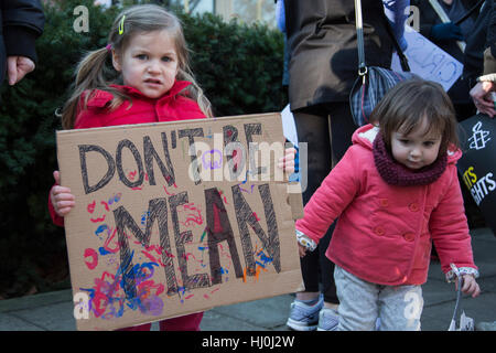 London, UK. 21. Januar 2017. Demonstranten versammeln sich im Grosvenor Square, in der Frauen März teilnehmen, die eine Anti-Trump-Protest ist. Mehr als 10.000 Demonstranten gingen von Grosvenor Square zu einer Kundgebung auf dem Trafalgar Square. © Bilder/Alamy lebendige Live-Nachrichten Stockfoto