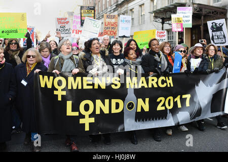 London, UK. 21. Januar 2017. Tausende von Demonstranten nahmen an der Frauen März im Zentrum von London gegen Donald Trump. Der Marsch begann in der US-Botschaft in Grosvenor Square und beendete mit einer großen Kundgebung am Trafalgar Square. Bildnachweis: Jacob Sacks-Jones/Alamy Live-Nachrichten. Stockfoto