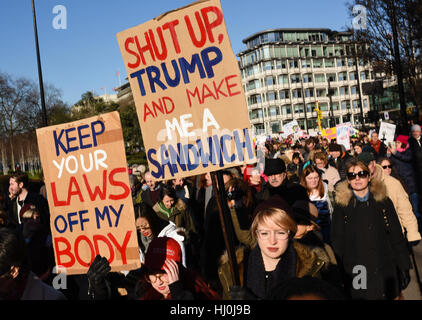 London, UK. 21. Januar 2017. Tausende von Demonstranten nahmen an der Frauen März im Zentrum von London gegen Donald Trump. Der Marsch begann in der US-Botschaft in Grosvenor Square und beendete mit einer großen Kundgebung am Trafalgar Square. Bildnachweis: Jacob Sacks-Jones/Alamy Live-Nachrichten. Stockfoto