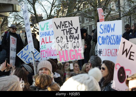 London, UK. 21. Januar 2017. Frauen Demonstration gegen Donald Trump. Plakaten vor der US-Botschaft ". Roland Ravenhill/Alamy Live-Nachrichten Stockfoto