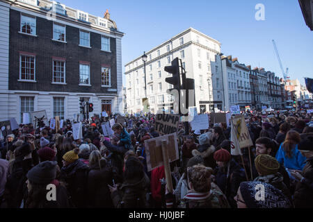 London. UK 21. Januar. Tausende besuchen die Frauen Marsch auf London, die in der amerikanischen Botschaft begann und endete auf dem Trafalgar Square. Wir danken Sie Carol Moir/AlamyLiveNews. Stockfoto