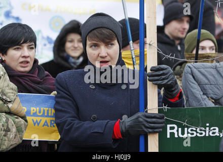 Kiew, Ukraine. 21. Januar 2017. Ukrainischen Pilot, Mitglied des ukrainischen Parlaments NADIA SAVCHENKO (C) besucht eine Rallye namens '' Stop Putin War in der Ukraine'' am Unabhängigkeitsplatz in Kiew, Ukraine, am 21. Januar 2017. Aktivisten Nachfrage lassen Sie ukrainische Kriegsgefangene und appellieren an die internationale Gemeinschaft erhöhen Druck auf Russland, die territoriale Integrität der Ukraine, berichteten lokale Medien wiederherzustellen. Credit: Serg Glovny/ZUMA Draht/Alamy Live-Nachrichten Stockfoto