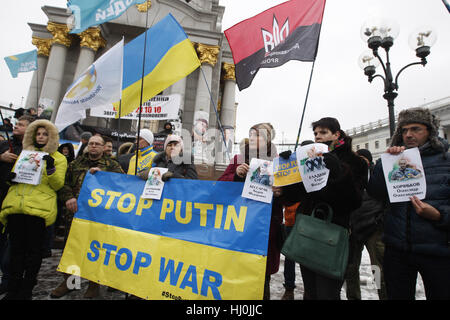 Kiew, Ukraine. 21. Januar 2017. Ukrainische Aktivisten halten Plakate und Fotos von Ukrainern, die pro-russischen Separatisten während des Konflikts in der Ostukraine gefangen genommen wurden und werden immer noch als Kriegsgefangene, bei Protest namens '' Stop Putin War in der Ukraine'' am Unabhängigkeitsplatz in Kiew, Ukraine, am 21. Januar 2017 gehalten. Aktivisten Nachfrage lassen Sie ukrainische Kriegsgefangene und appellieren an die internationale Gemeinschaft erhöhen Druck auf Russland, die territoriale Integrität der Ukraine, berichteten lokale Medien wiederherzustellen. Credit: Serg Glovny/ZUMA Draht/Alamy Live-Nachrichten Stockfoto