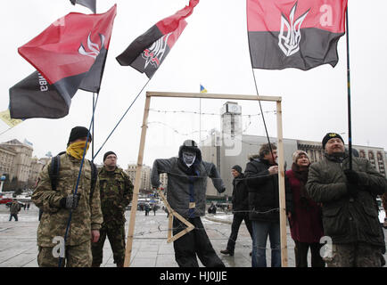 Kiew, Ukraine. 21. Januar 2017. Ukrainische Aktivisten halten Flaggen Protest namens '' Stop Putin War in der Ukraine'' am Unabhängigkeitsplatz in Kiew, Ukraine, am 21. Januar 2017 zu besuchen. Aktivisten Nachfrage lassen Sie ukrainische Kriegsgefangene und appellieren an die internationale Gemeinschaft erhöhen Druck auf Russland, die territoriale Integrität der Ukraine, berichteten lokale Medien wiederherzustellen. Credit: Serg Glovny/ZUMA Draht/Alamy Live-Nachrichten Stockfoto