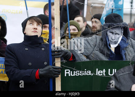 Kiew, Ukraine. 21. Januar 2017. Ukrainischen Pilot, Mitglied des ukrainischen Parlaments NADIA SAVCHENKO besucht eine Rallye namens '' Stop Putin War in der Ukraine'' am Unabhängigkeitsplatz in Kiew, Ukraine, am 21. Januar 2017. Aktivisten Nachfrage lassen Sie ukrainische Kriegsgefangene und appellieren an die internationale Gemeinschaft erhöhen Druck auf Russland, die territoriale Integrität der Ukraine, berichteten lokale Medien wiederherzustellen. Credit: Serg Glovny/ZUMA Draht/Alamy Live-Nachrichten Stockfoto