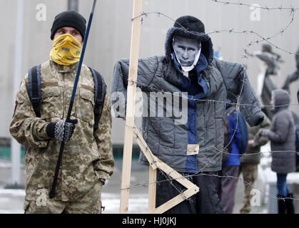 Kiew, Ukraine. 21. Januar 2017. Ukrainische Aktivist besucht Protest namens '' Stop Putin War in der Ukraine'' am Unabhängigkeitsplatz in Kiew, Ukraine, am 21. Januar 2017. Aktivisten Nachfrage lassen Sie ukrainische Kriegsgefangene und appellieren an die internationale Gemeinschaft erhöhen Druck auf Russland, die territoriale Integrität der Ukraine, berichteten lokale Medien wiederherzustellen. Credit: Serg Glovny/ZUMA Draht/Alamy Live-Nachrichten Stockfoto