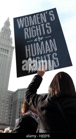 Cleveland, Ohio, USA. 21st. Januar 2017. Frau hält ein Schild beim Frauenmarsch, der am 21. Januar 2017 in Downtown Cleveland, Ohio, USA, aus Protest gegen Regierungsaktionen stattfand. Kredit: Mark Kanning/Alamy Live Nachrichten Stockfoto