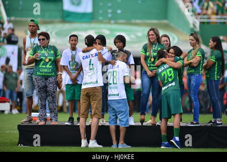 Chapecó, Brasilien. 21. Januar 2017. Bevor das Freundschaftsspiel zwischen dem brasilianischen Fußball-Club Chapecoense und Palmeiras sind die Überlebenden des Chapecoense-Teams in der Arena Condá in Chapecó, Brasilien geehrt werden. Fast zwei Monate nach dem Flugzeugabsturz, wobei 71 Menschen tot, nimmt die brasilianischen Fußball-Club Chapecoense Teil in einem ersten Testspiel. Bildnachweis: Dpa picture Alliance/Alamy Live News Stockfoto