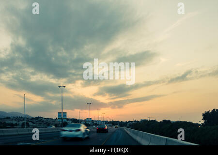 Muscat, Oman. 21. Januar 2017. Bewölkter Himmel bei Sonnenuntergang über Muscat nach verstreut Regen in der Nacht zuvor. Mehr Regen mit starkem Wind erwartet in den nächsten 24 Stunden. Hawwa Al Qusimy/Alamy Live-Nachrichten Stockfoto