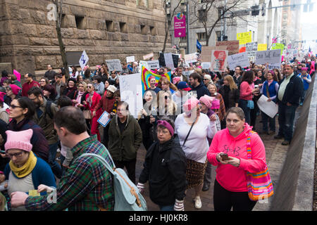 Pittsburgh, USA.  21. Januar 2017.  Tausende versammelten sich in Pittsburgh, Pennsylvania im März der Frauen auf Pittsburgh, eines der Hunderte von Schwester bis die Frauen März auf Washington marschiert.  Bildnachweis: Amy Cicconi/Alamy Live-Nachrichten Stockfoto