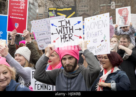 Philadelphia, Pennsylvania, USA. 21. Januar 2017. Demonstranten bei der Frauen März auf Philadelphia Tausende von Demonstranten marschierten von Logans Kreis, Oval Eakins am Benjamin Franklin Parkway in Philadelphia Pa Credit: Ricky Fitchett/ZUMA Draht/Alamy Live News Stockfoto