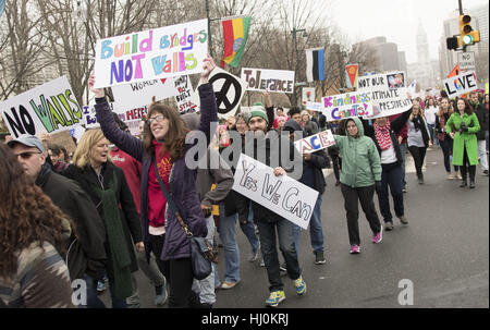 Philadelphia, Pennsylvania, USA. 21. Januar 2017. Demonstranten bei der Frauen März auf Philadelphia Tausende von Demonstranten marschierten von Logans Kreis, Oval Eakins am Benjamin Franklin Parkway in Philadelphia Pa Credit: Ricky Fitchett/ZUMA Draht/Alamy Live News Stockfoto