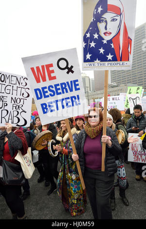 Philadelphia, USA. 21. Januar 2017. Einige der Tausenden von Demonstranten mit Schildern auf die Philadelphia Frauen Marsch am Benjamin Franklin Parkway. Philadelphia, PA. 21. Januar 2017 Credit: Jules Vuotto/Alamy Live-Nachrichten Stockfoto