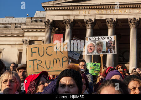 London, Vereinigtes Königreich, 21. Januar 2017: nach Donald Trump Amtseinführung am 20. Januar, haben 100.000 Demonstranten marschierten in London ihre Opposition zu seiner umstrittenen Präsidentschaft zum Ausdruck bringen. Demonstranten gingen von der amerikanischen Botschaft in Grosvenor Square, Trafalgar Square, und die Frauen Marsch auf London war einer von Hunderten von Protesten in den großen Städten auf der ganzen Welt am Samstag stattfindenden. Bildnachweis: Galit Seligmann/Alamy Live-Nachrichten Stockfoto