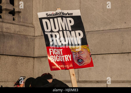 London, Vereinigtes Königreich, 21. Januar 2017: nach Donald Trump Amtseinführung am 20. Januar, haben 100.000 Demonstranten marschierten in London ihre Opposition zu seiner umstrittenen Präsidentschaft zum Ausdruck bringen. Demonstranten gingen von der amerikanischen Botschaft in Grosvenor Square, Trafalgar Square, und die Frauen Marsch auf London war einer von Hunderten von Protesten in den großen Städten auf der ganzen Welt am Samstag stattfindenden. Bildnachweis: Galit Seligmann/Alamy Live-Nachrichten Stockfoto