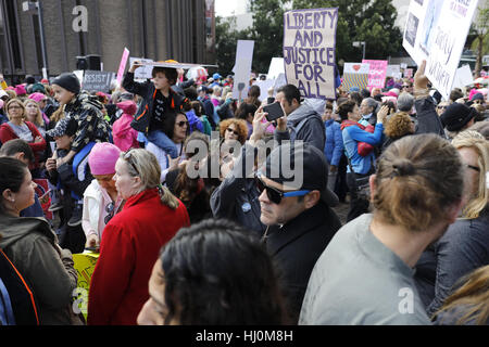 San Diego, Kalifornien, USA. 21. Januar 2017. Tausende versammelten sich in San Diego Civic Center in der national Women März gemeinsam gehen. Bildnachweis: John Gastaldo/ZUMA Draht/Alamy Live-Nachrichten Stockfoto