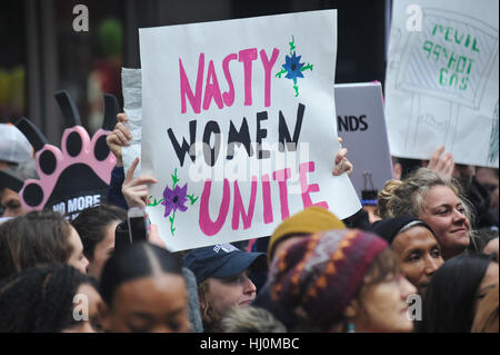 New York, USA. 21. Januar 2016. Legionen von Frauen überflutete Straßen und Plätze der Stadt von New York nach Washington am Samstag marschieren in Solidarität als erscheinen des Empowerment und gegen Donald Trump. LUIZ ROBERTO LIMA/Alamy Live-Nachrichten Stockfoto