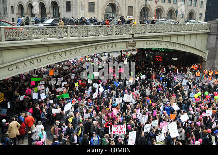 New York, USA. 21. Januar 2016. Legionen von Frauen überflutete Straßen und Plätze der Stadt von New York nach Washington am Samstag marschieren in Solidarität als erscheinen des Empowerment und gegen Donald Trump. LUIZ ROBERTO LIMA/Alamy Live-Nachrichten Stockfoto