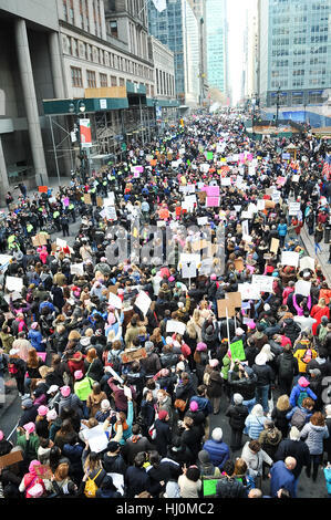 New York, USA. 21. Januar 2016. Legionen von Frauen überflutete Straßen und Plätze der Stadt von New York nach Washington am Samstag marschieren in Solidarität als erscheinen des Empowerment und gegen Donald Trump. LUIZ ROBERTO LIMA/Alamy Live-Nachrichten Stockfoto