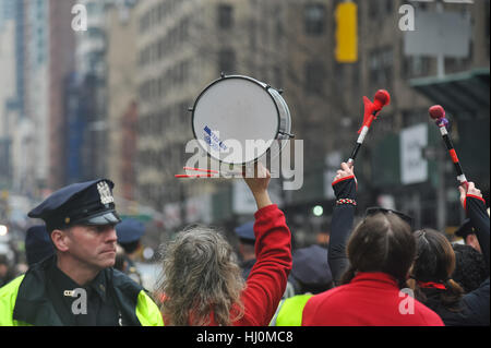 New York, USA. 21. Januar 2016. Legionen von Frauen überflutete Straßen und Plätze der Stadt von New York nach Washington am Samstag marschieren in Solidarität als erscheinen des Empowerment und gegen Donald Trump. LUIZ ROBERTO LIMA/Alamy Live-Nachrichten Stockfoto