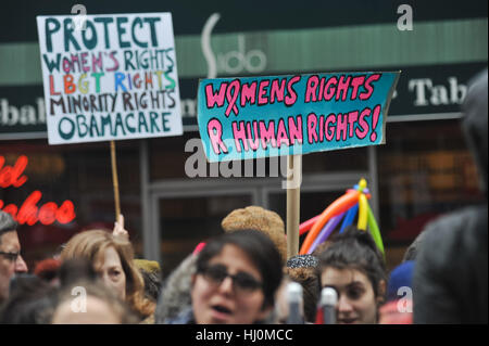 New York, USA. 21. Januar 2016. Legionen von Frauen überflutete Straßen und Plätze der Stadt von New York nach Washington am Samstag marschieren in Solidarität als erscheinen des Empowerment und gegen Donald Trump. LUIZ ROBERTO LIMA/Alamy Live-Nachrichten Stockfoto