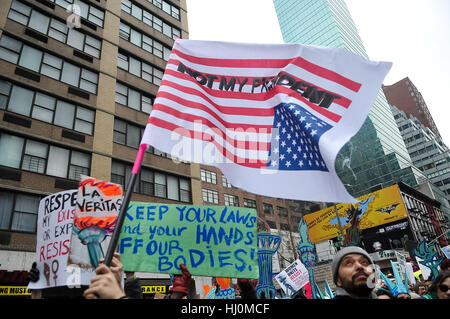 New York, USA. 21. Januar 2016. Legionen von Frauen überflutete Straßen und Plätze der Stadt von New York nach Washington am Samstag marschieren in Solidarität als erscheinen des Empowerment und gegen Donald Trump. LUIZ ROBERTO LIMA/Alamy Live-Nachrichten Stockfoto