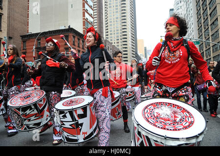 New York, USA. 21. Januar 2016. Legionen von Frauen überflutete Straßen und Plätze der Stadt von New York nach Washington am Samstag marschieren in Solidarität als erscheinen des Empowerment und gegen Donald Trump. LUIZ ROBERTO LIMA/Alamy Live-Nachrichten Stockfoto