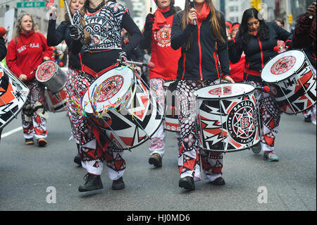 New York, USA. 21. Januar 2016. Legionen von Frauen überflutete Straßen und Plätze der Stadt von New York nach Washington am Samstag marschieren in Solidarität als erscheinen des Empowerment und gegen Donald Trump. LUIZ ROBERTO LIMA/Alamy Live-Nachrichten Stockfoto