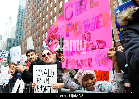 New York, USA. 21. Januar 2016. Legionen von Frauen überflutete Straßen und Plätze der Stadt von New York nach Washington am Samstag marschieren in Solidarität als erscheinen des Empowerment und gegen Donald Trump. LUIZ ROBERTO LIMA/Alamy Live-Nachrichten Stockfoto