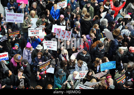 New York, USA. 21. Januar 2016. Legionen von Frauen überflutete Straßen und Plätze der Stadt von New York nach Washington am Samstag marschieren in Solidarität als erscheinen des Empowerment und gegen Donald Trump. LUIZ ROBERTO LIMA/Alamy Live-Nachrichten Stockfoto