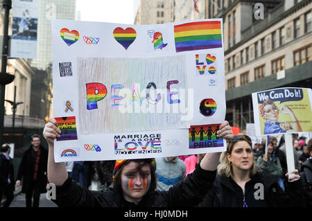 New York, USA. 21. Januar 2016. Legionen von Frauen überflutete Straßen und Plätze der Stadt von New York nach Washington am Samstag marschieren in Solidarität als erscheinen des Empowerment und gegen Donald Trump. LUIZ ROBERTO LIMA/Alamy Live-Nachrichten Stockfoto