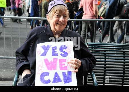 New York, USA. 21. Januar 2016. Legionen von Frauen überflutete Straßen und Plätze der Stadt von New York nach Washington am Samstag marschieren in Solidarität als erscheinen des Empowerment und gegen Donald Trump. LUIZ ROBERTO LIMA/Alamy Live-Nachrichten Stockfoto