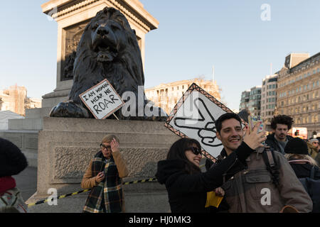 London, UK. 21. Januar 2017. Rund 100.000 Menschen besucht "Frauen Marsch auf London" im Rahmen einer globalen Aktionstag am ersten Tag der Präsidentschaft von Donald Trump. Teilnehmer marschierten von der Position der amerikanischen Botschaft in Grosvenor Square zum Trafalgar Square in einem Protest gegen die "Politik der Angst" sowie, Schutz der Menschenrechte für alle und bürgerliche Freiheiten zu fördern. Wiktor Szymanowicz/Alamy Live-Nachrichten Stockfoto