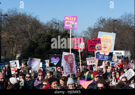 London, UK. 21. Januar 2017. Rund 100.000 Menschen besucht "Frauen Marsch auf London" im Rahmen einer globalen Aktionstag am ersten Tag der Präsidentschaft von Donald Trump. Teilnehmer marschierten von der Position der amerikanischen Botschaft in Grosvenor Square zum Trafalgar Square in einem Protest gegen die "Politik der Angst" sowie, Schutz der Menschenrechte für alle und bürgerliche Freiheiten zu fördern. Wiktor Szymanowicz/Alamy Live-Nachrichten Stockfoto