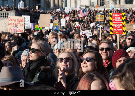 London, UK. 21. Januar 2017. Rund 100.000 Menschen besucht "Frauen Marsch auf London" im Rahmen einer globalen Aktionstag am ersten Tag der Präsidentschaft von Donald Trump. Teilnehmer marschierten von der Position der amerikanischen Botschaft in Grosvenor Square zum Trafalgar Square in einem Protest gegen die "Politik der Angst" sowie, Schutz der Menschenrechte für alle und bürgerliche Freiheiten zu fördern. Wiktor Szymanowicz/Alamy Live-Nachrichten Stockfoto