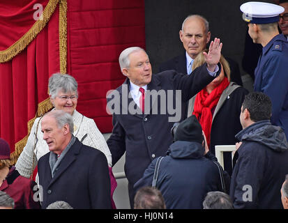 Washington D.C., USA. 20. Januar 2017. Einschränkung: Keine New York oder New Jersey Zeitungen oder Zeitungen im Umkreis 75 Meilen von New York City.United Staaten Attorney General designierten US Senator Jeff Sessions (Republikanische of Alabama) kommt für die Vereidigung als Trump geschworen-in der 45. Präsident der Vereinigten Staaten auf die Westfront des US-Kapitol in Washington, D.C., USA. Bildnachweis: Ron Sachs/CNP/MediaPunch/Alamy News Live Stockfoto