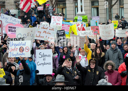 Washington D.C., USA. 20. Januar 2017. Einschränkung: Keine New York oder New Jersey Zeitungen oder Zeitungen im Umkreis 75 Meilen von New York City. Zuschauer und Zeichen in der konstituierenden Parade feiern die Eröffnung von Donald J. Trump als 45. Präsident der Vereinigten Staaten Pennsylvania Avenue in Washington, DC. Bildnachweis: Ron Sachs/CNP/MediaPunch/Alamy News Live Stockfoto