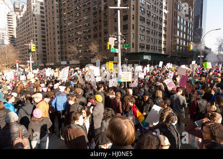 New York City, USA. 21. Januar 2017. Zu Beginn des Marsches war es so voll in New York City. Bildnachweis: Bob London/Alamy Live-Nachrichten Stockfoto