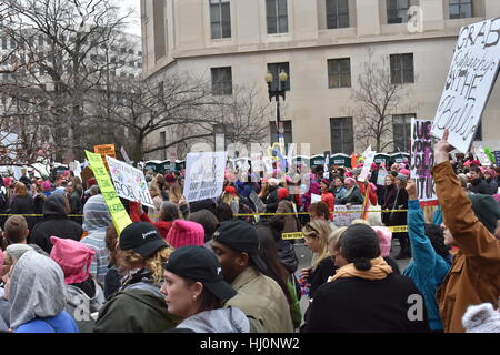 Washington, USA. 21. Januar 2017. Demonstranten marschieren im Frauen März auf Washington Washington DC Credit: Carlos Romero Talamas/Alamy Live News Stockfoto
