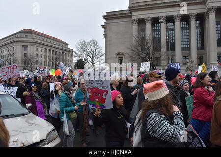 Washington, USA. 21. Januar 2017. Demonstranten marschieren im Frauen März auf Washington Washington DC Credit: Carlos Romero Talamas/Alamy Live News Stockfoto