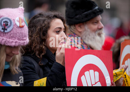 Washington, USA. Januar 2017. Der Frauenmarsch zieht Tausende nach Washington, DC, nur einen Tag nach der Präsidentschaftsfeier von Donald Trump. B Christopher/Alamy Live News Stockfoto
