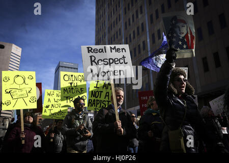 Denver, USA. 21. Januar 2017. Teilnehmer der Frauen März auf Denver Zeichen zu halten und Fuß durch die Innenstadt von Denver. Teilnehmer trafen, um ihre Meinung zu politischen Themen und express Einheit zwischen den Kulturen. Als100, 000 Teilnehmer in Anwesenheit geschätzt wurden. Bildnachweis: Eliott Foust/ZUMA Draht/Alamy Live-Nachrichten Stockfoto